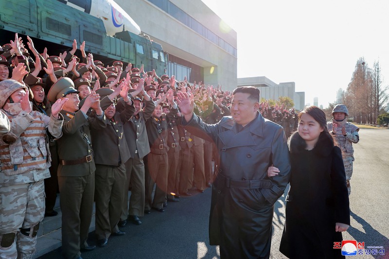 Pemimpin Korea Utara Kim Jong Un dan putrinya menghadiri sesi foto dengan para ilmuwan, insinyur, pejabat militer, dan lainnya yang terlibat dalam uji coba rudal balistik antarbenua (ICBM) Hwasong-17 yang baru di negara itu. Pemimpin Korea Utara Kim Jong Un dan putrinya menghadiri sesi foto dengan para ilmuwan, insinyur, pejabat militer, dan lainnya yang terlibat dalam uji coba rudal balistik antarbenua (ICBM) Hwasong-17 yang baru di negara itu dalam foto tak bertanggal yang dirilis pada 27 November , 2022. (Kantor Berita Pusat Korea Utara (KCNA) KCNA via REUTERS)