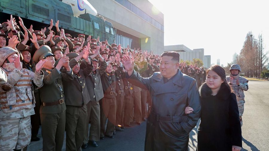 Pemimpin Korea Utara Kim Jong Un dan putrinya menghadiri sesi foto dengan para ilmuwan, insinyur, pejabat militer, dan lainnya yang terlibat dalam uji coba rudal balistik antarbenua (ICBM) Hwasong-17 yang baru di negara itu dalam foto tak bertanggal yang dirilis pada 27 November , 2022. (Kantor Berita Pusat Korea Utara (KCNA) KCNA via REUTERS)