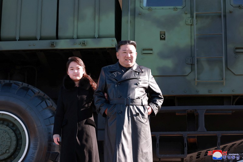 Pemimpin Korea Utara Kim Jong Un dan putrinya menghadiri sesi foto dengan para ilmuwan, insinyur, pejabat militer, dan lainnya yang terlibat dalam uji coba rudal balistik antarbenua (ICBM) Hwasong-17 yang baru di negara itu dalam foto tak bertanggal yang dirilis pada 27 November , 2022. (Kantor Berita Pusat Korea Utara (KCNA) KCNA via REUTERS)