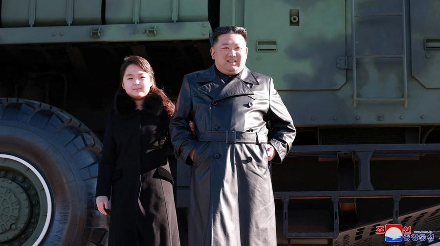 Pemimpin Korea Utara Kim Jong Un dan putrinya menghadiri sesi foto dengan para ilmuwan, insinyur, pejabat militer, dan lainnya yang terlibat dalam uji coba rudal balistik antarbenua (ICBM) Hwasong-17 yang baru di negara itu dalam foto tak bertanggal yang dirilis pada 27 November , 2022. (Kantor Berita Pusat Korea Utara (KCNA) KCNA via REUTERS)