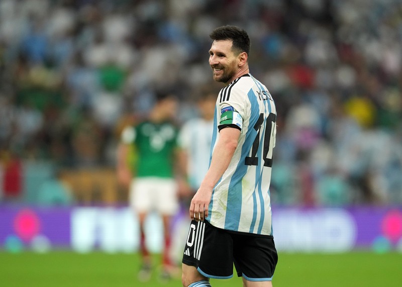 Penyerang Argentina #10 Lionel Messi tersenyum setelah memenangkan pertandingan sepak bola Grup C Piala Dunia Qatar 2022 antara Argentina dan Meksiko di Stadion Lusail di Lusail, utara Doha pada 26 November 2022. Argentina's forward #10 Lionel Messi reacts at the final whistle of the Qatar 2022 World Cup Group C football match between Argentina and Mexico at the Lusail Stadium in Lusail, north of Doha on November 26, 2022. (Photo by Kirill KUDRYAVTSEV / AFP) (Photo by KIRILL KUDRYAVTSEV/AFP via Getty Images)