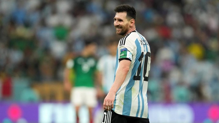 Penyerang Argentina #10 Lionel Messi tersenyum setelah memenangkan pertandingan sepak bola Grup C Piala Dunia Qatar 2022 antara Argentina dan Meksiko di Stadion Lusail di Lusail, utara Doha pada 26 November 2022. Argentina's Lionel Messi during the FIFA World Cup Group C match at the Lusail Stadium in Lusail, Qatar. Picture date: Saturday November 26, 2022. (Photo by Martin Rickett/PA Images via Getty Images)