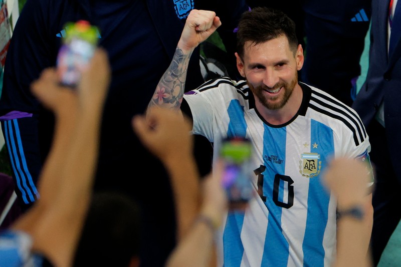 Penyerang Argentina #10 Lionel Messi tersenyum setelah memenangkan pertandingan sepak bola Grup C Piala Dunia Qatar 2022 antara Argentina dan Meksiko di Stadion Lusail di Lusail, utara Doha pada 26 November 2022. Argentina's forward #10 Lionel Messi reacts at the final whistle of the Qatar 2022 World Cup Group C football match between Argentina and Mexico at the Lusail Stadium in Lusail, north of Doha on November 26, 2022. (Photo by Kirill KUDRYAVTSEV / AFP) (Photo by KIRILL KUDRYAVTSEV/AFP via Getty Images)