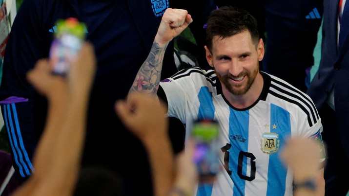Penyerang Argentina #10 Lionel Messi tersenyum setelah memenangkan pertandingan sepak bola Grup C Piala Dunia Qatar 2022 antara Argentina dan Meksiko di Stadion Lusail di Lusail, utara Doha pada 26 November 2022. (ODD ANDERSEN/AFP via Getty Images)