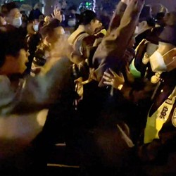 Aparat China Mulai Lancarkan 'Teror' Usai Demo Tolak Lockdown