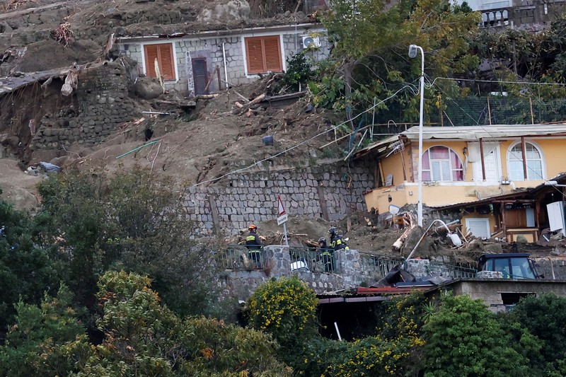 Tim penyelamat bekerja di lokasi tanah longsor di pulau liburan Italia Ischia, Italia 27 November 2022. Tim penyelamat bekerja di lokasi tanah longsor di pulau liburan Italia Ischia, Italia 27 November 2022. (REUTERS/Ciro De Luca)