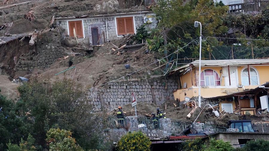 Tim penyelamat bekerja di lokasi tanah longsor di pulau liburan Italia Ischia, Italia 27 November 2022. (REUTERS/Ciro De Luca)