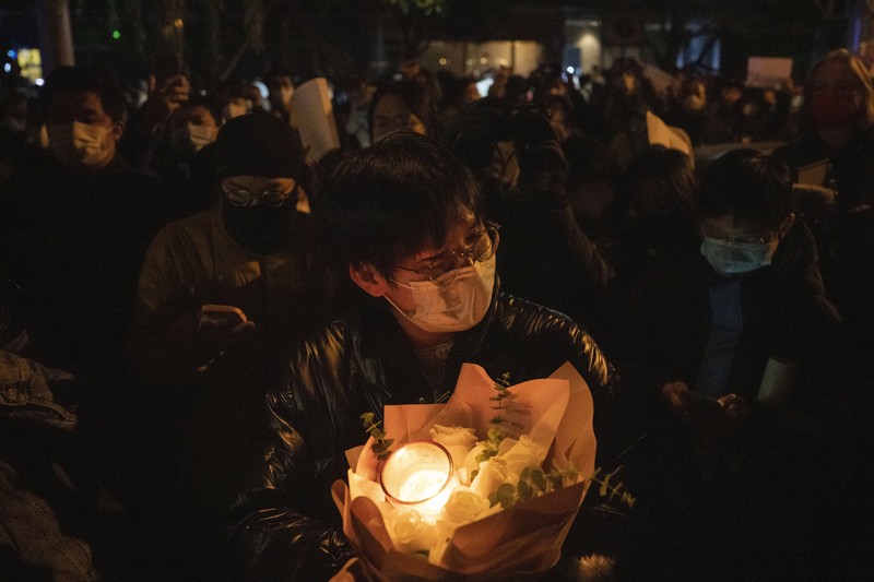 Demo pembatasan penyakit coronavirus (COVID-19) di China Para pengunjuk rasa mengangkat selembar kertas putih menentang pembatasan gerak akibat penyebaran virus corona (COVID-19) di Beijing, Sabtu (27/11/2022). Protes tersebut terjadi usai kebakaran yang terjadi pada 24 November 2022 di Urumqi, ibu kota wilayah Xinjiang China barat laut yang menimbukan kemarahan publik yang menyalahkan penguncian akibat virus corona karena menghambat upaya penyelamatan. Aksi demo di China termasuk kejadian yang cukup langka, yang belum pernah terjadi sebelumnya sejak Xi Jinping mengambil alih kekuasaan satu dekade lalu. (Photo by Kevin Frayer/Getty Images)
