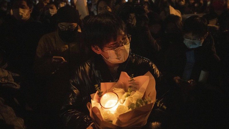 Para pengunjuk rasa mengangkat selembar kertas putih menentang pembatasan gerak akibat penyebaran virus corona (COVID-19) di Beijing, Sabtu (27/11/2022). Protes tersebut terjadi usai kebakaran yang terjadi pada 24 November 2022 di Urumqi, ibu kota wilayah Xinjiang China barat laut yang menimbukan kemarahan publik yang menyalahkan penguncian akibat virus corona karena menghambat upaya penyelamatan. Aksi demo di China termasuk kejadian yang cukup langka, yang belum pernah terjadi sebelumnya sejak Xi Jinping mengambil alih kekuasaan satu dekade lalu. (Photo by Kevin Frayer/Getty Images)