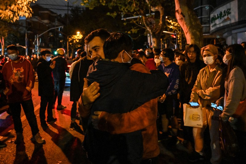 Demo pembatasan penyakit coronavirus (COVID-19) di China Para pengunjuk rasa mengangkat selembar kertas putih menentang pembatasan gerak akibat penyebaran virus corona (COVID-19) di Beijing, Sabtu (27/11/2022). Protes tersebut terjadi usai kebakaran yang terjadi pada 24 November 2022 di Urumqi, ibu kota wilayah Xinjiang China barat laut yang menimbukan kemarahan publik yang menyalahkan penguncian akibat virus corona karena menghambat upaya penyelamatan. Aksi demo di China termasuk kejadian yang cukup langka, yang belum pernah terjadi sebelumnya sejak Xi Jinping mengambil alih kekuasaan satu dekade lalu. (Photo by Kevin Frayer/Getty Images)