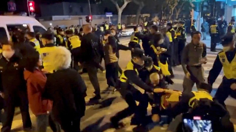 Para pengunjuk rasa mengangkat selembar kertas putih menentang pembatasan gerak akibat penyebaran virus corona (COVID-19) di Beijing, Sabtu (27/11/2022). Protes tersebut terjadi usai kebakaran yang terjadi pada 24 November 2022 di Urumqi, ibu kota wilayah Xinjiang China barat laut yang menimbukan kemarahan publik yang menyalahkan penguncian akibat virus corona karena menghambat upaya penyelamatan. Aksi demo di China termasuk kejadian yang cukup langka, yang belum pernah terjadi sebelumnya sejak Xi Jinping mengambil alih kekuasaan satu dekade lalu. (Photo by Kevin Frayer/Getty Images)