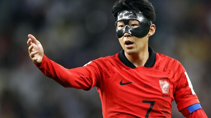 Kapten Timnas Korea Son Heung-min DOHA - Heung-min Son of Korea Republic during the FIFA World Cup Qatar 2022 group H match between Uruguay and South Korea at Education City Stadium on November 24, 2022 in Doha, Qatar. AP | Dutch Height | MAURICE OF STONE (Photo by ANP via Getty Images)