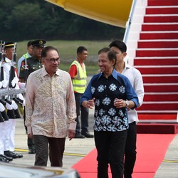 Tiba-Tiba Sultan Brunei Jadi 'Supir' Anwar Ibrahim, Kok Bisa?