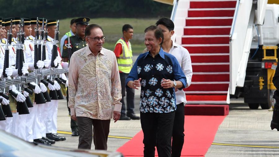 Perdana Menteri Malaysia Anwar Ibrahim berjabat tangan dengan Sultan Brunei Hassanal Bolkiah di Bandara Sultan Abdul Aziz Shah, Subang, Selangor, Malaysia 28 November 2022. (Departemen Informasi Malaysia/Redzuan Md Salleh/Handout via REUTERS)