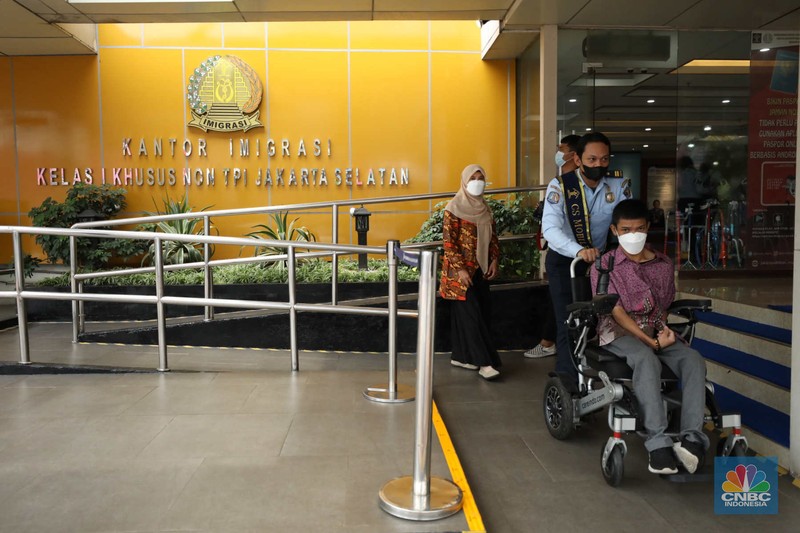 Petugas melayani warga berkebutuhan khusus (disabilitas) dalam acara Pembukaan Pekan Layanan Keimigrasian Ramah HAM dalam rangka Peringatan Hari HAM Sedunia ke-74 Tahun 2022 di Kantor Imigrasi Kelas I Khusus Non TPI, Jakarta, Senin (28/11/2022). Petugas melayani warga berkebutuhan khusus (disabilitas) dalam acara Pembukaan Pekan Layanan Keimigrasian Ramah HAM dalam rangka Peringatan Hari HAM Sedunia ke-74 Tahun 2022 di Kantor Imigrasi Kelas I Khusus Non TPI, Jakarta, Senin (28/11/2022). (CNBC Indonesia/Tri Susilo)
