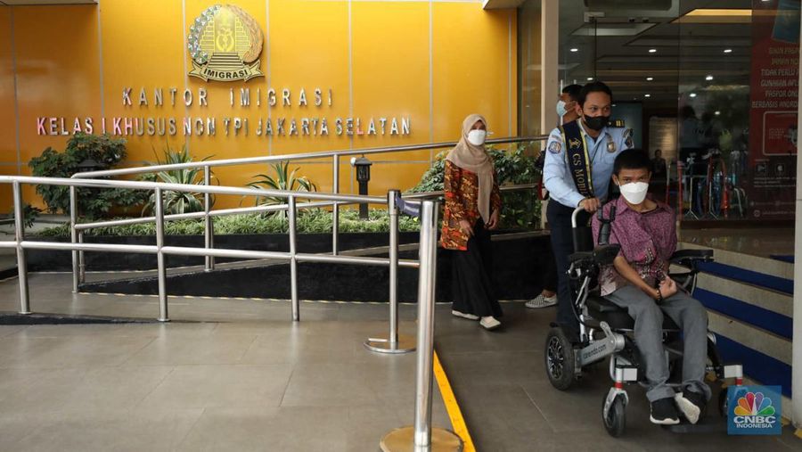 Petugas melayani warga berkebutuhan khusus  (disabilitas) dalam acara Pembukaan Pekan Layanan Keimigrasian Ramah HAM dalam rangka Peringatan Hari HAM Sedunia ke-74 Tahun 2022 di Kantor Imigrasi Kelas I Khusus Non TPI, Jakarta, Senin (28/11/2022). (CNBC Indonesia/Tri Susilo)