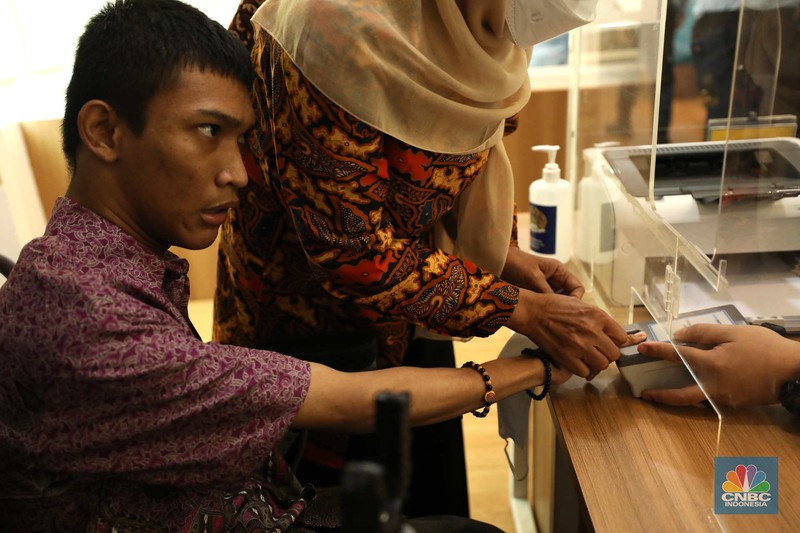 Petugas melayani warga berkebutuhan khusus (disabilitas) dalam acara Pembukaan Pekan Layanan Keimigrasian Ramah HAM dalam rangka Peringatan Hari HAM Sedunia ke-74 Tahun 2022 di Kantor Imigrasi Kelas I Khusus Non TPI, Jakarta, Senin (28/11/2022). Petugas melayani warga berkebutuhan khusus (disabilitas) dalam acara Pembukaan Pekan Layanan Keimigrasian Ramah HAM dalam rangka Peringatan Hari HAM Sedunia ke-74 Tahun 2022 di Kantor Imigrasi Kelas I Khusus Non TPI, Jakarta, Senin (28/11/2022). (CNBC Indonesia/Tri Susilo)
