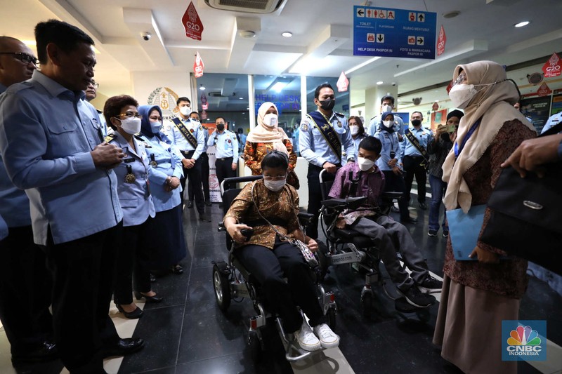 Petugas melayani warga berkebutuhan khusus (disabilitas) dalam acara Pembukaan Pekan Layanan Keimigrasian Ramah HAM dalam rangka Peringatan Hari HAM Sedunia ke-74 Tahun 2022 di Kantor Imigrasi Kelas I Khusus Non TPI, Jakarta, Senin (28/11/2022). Petugas melayani warga berkebutuhan khusus (disabilitas) dalam acara Pembukaan Pekan Layanan Keimigrasian Ramah HAM dalam rangka Peringatan Hari HAM Sedunia ke-74 Tahun 2022 di Kantor Imigrasi Kelas I Khusus Non TPI, Jakarta, Senin (28/11/2022). (CNBC Indonesia/Tri Susilo)