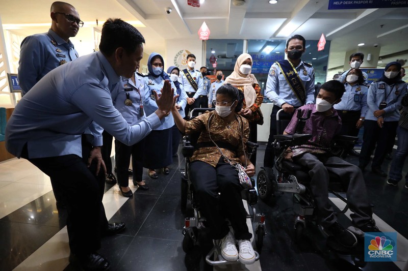 Petugas melayani warga berkebutuhan khusus  (disabilitas) dalam acara Pembukaan Pekan Layanan Keimigrasian Ramah HAM dalam rangka Peringatan Hari HAM Sedunia ke-74 Tahun 2022 di Kantor Imigrasi Kelas I Khusus Non TPI, Jakarta, Senin (28/11/2022). (CNBC Indonesia/Tri Susilo)
