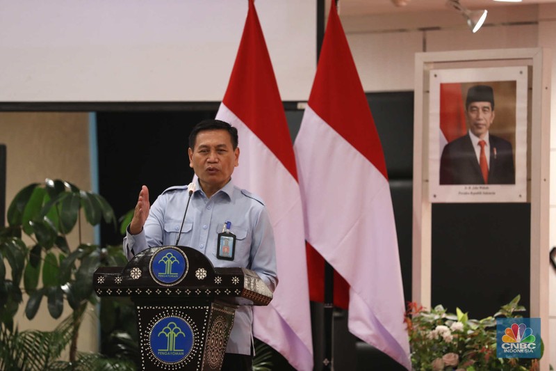 Petugas melayani warga berkebutuhan khusus  (disabilitas) dalam acara Pembukaan Pekan Layanan Keimigrasian Ramah HAM dalam rangka Peringatan Hari HAM Sedunia ke-74 Tahun 2022 di Kantor Imigrasi Kelas I Khusus Non TPI, Jakarta, Senin (28/11/2022). (CNBC Indonesia/Tri Susilo)