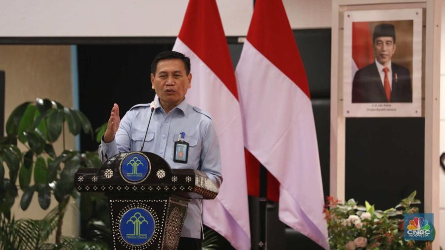 Petugas melayani warga berkebutuhan khusus  (disabilitas) dalam acara Pembukaan Pekan Layanan Keimigrasian Ramah HAM dalam rangka Peringatan Hari HAM Sedunia ke-74 Tahun 2022 di Kantor Imigrasi Kelas I Khusus Non TPI, Jakarta, Senin (28/11/2022). (CNBC Indonesia/Tri Susilo)