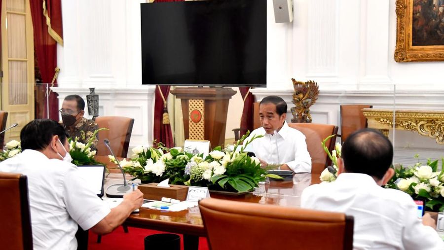 Presiden Joko Widodo memimpin rapat terbatas bersama sejumlah jajarannya di Istana Merdeka, Jakarta, Senin, 28 November 2022, untuk membahas status minat investasi di Ibu Kota Nusantara (IKN). (Dokumentasi BPMI Setpres)
