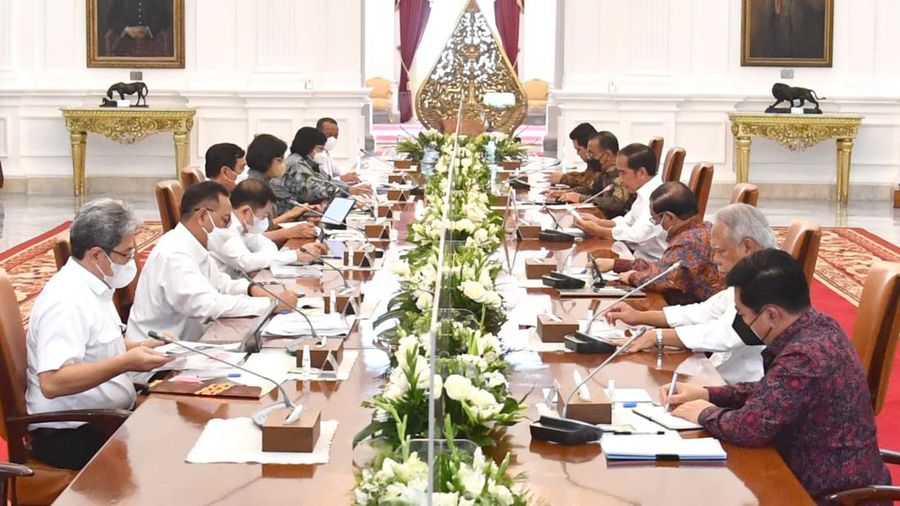 Presiden Joko Widodo memimpin rapat terbatas bersama sejumlah jajarannya di Istana Merdeka, Jakarta, Senin, 28 November 2022, untuk membahas status minat investasi di Ibu Kota Nusantara (IKN). (Dokumentasi BPMI Setpres)