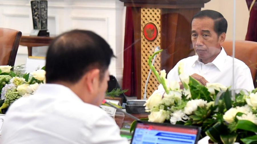 Presiden Joko Widodo memimpin rapat terbatas bersama sejumlah jajarannya di Istana Merdeka, Jakarta, Senin, 28 November 2022, untuk membahas status minat investasi di Ibu Kota Nusantara (IKN). (Dokumentasi BPMI Setpres)