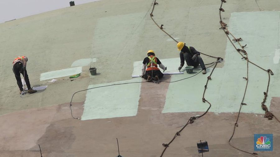 Pekerja menyelesaikan renovasi atap Gedung Nusantara DPR atau yang lebih dikenal dengan nama Gedung Kura-kura di kompleks Parlemen, Jakarta, Senin (28/11/2022). Sekretariat Jenderal DPR menganggarkan Rp4,5 miliar untuk perbaikan gedung tersebut. (CNBC Indonesia/ Muhammad Sabki)