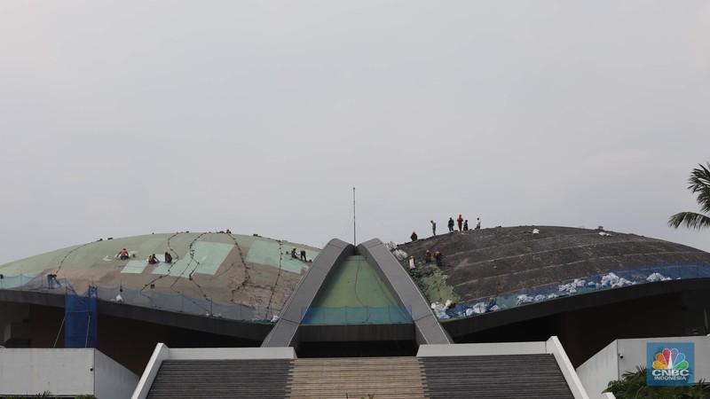 Renovasi atap Gedung Nusantara DPR atau yang lebih dikenal dengan nama Gedung Kura-kura Pekerja menyelesaikan renovasi atap Gedung Nusantara DPR atau yang lebih dikenal dengan nama Gedung Kura-kura di kompleks Parlemen, Jakarta, Senin (28/11/2022). Sekretariat Jenderal DPR menganggarkan Rp4,5 miliar untuk perbaikan gedung tersebut. (CNBC Indonesia/ Muhammad Sabki)
