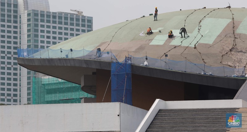 Renovasi atap Gedung Nusantara DPR atau yang lebih dikenal dengan nama Gedung Kura-kura Pekerja menyelesaikan renovasi atap Gedung Nusantara DPR atau yang lebih dikenal dengan nama Gedung Kura-kura di kompleks Parlemen, Jakarta, Senin (28/11/2022). Sekretariat Jenderal DPR menganggarkan Rp4,5 miliar untuk perbaikan gedung tersebut. (CNBC Indonesia/ Muhammad Sabki)