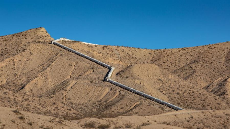 Salah satu dari dua saluran pipa Los Angeles Aqueduct melintasi Jawbone Canyon Wash seperti yang terlihat pada 15 November 2022, dekat Mojave, California. Sistem Saluran Air Los Angeles, yang terdiri dari Saluran Air Los Angeles (Akuaduk Lembah Owens) dan Saluran Air Los Angeles Kedua, adalah sistem pengangkutan air sepanjang 137 mil untuk membawa air dari Siera Timur Nevada ke Los Angeles. Itu dibangun dan dioperasikan oleh Departemen Air dan Tenaga Los Angeles. (George Rose/Getty Images)
