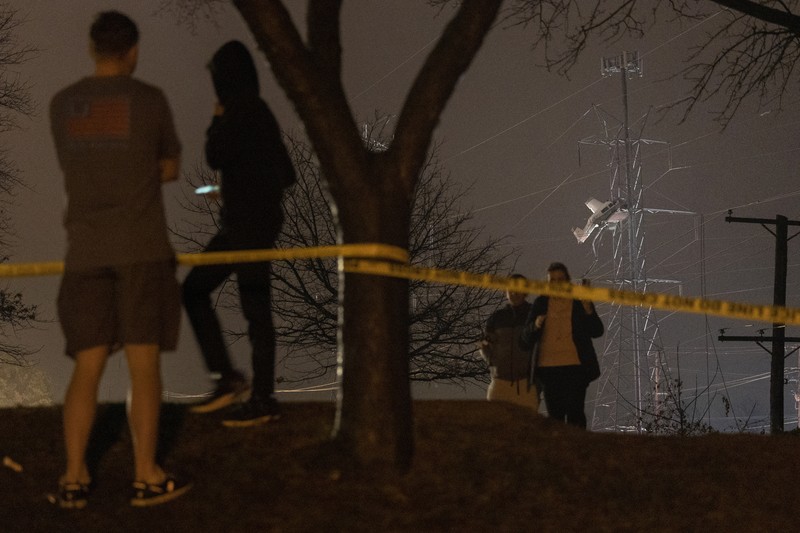 Sebuah pesawat kecil menabrak sebuah menara listrik pada, Minggu, 27 November 2022, di Desa Montgomery, pinggiran utara Gaithersburg, Md. Sebuah pesawat kecil menabrak sebuah menara listrik pada, Minggu, 27 November 2022, di Desa Montgomery, pinggiran utara Gaithersburg, Md. (AP Photo/Tom Brenner)
