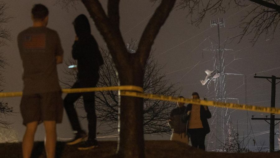 Sebuah pesawat kecil menabrak sebuah menara listrik pada, Minggu, 27 November 2022, di Desa Montgomery, pinggiran utara Gaithersburg, Md. (AP Photo/Tom Brenner)