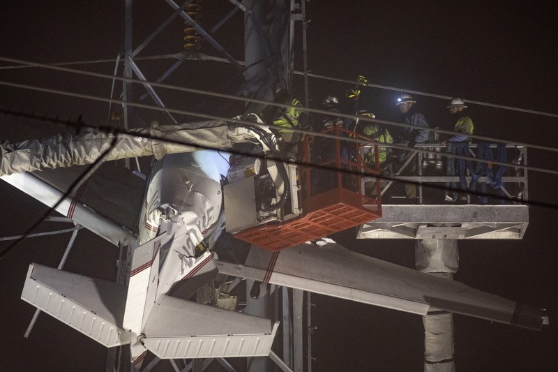Sebuah pesawat kecil menabrak sebuah menara listrik pada, Minggu, 27 November 2022, di Desa Montgomery, pinggiran utara Gaithersburg, Md. Sebuah pesawat kecil menabrak sebuah menara listrik pada, Minggu, 27 November 2022, di Desa Montgomery, pinggiran utara Gaithersburg, Md. (AP Photo/Tom Brenner)