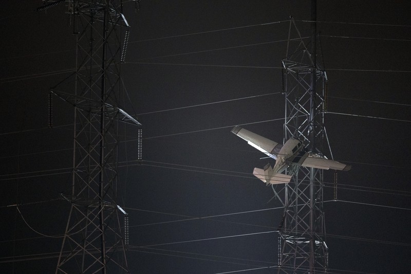 Sebuah pesawat kecil menabrak sebuah menara listrik pada, Minggu, 27 November 2022, di Desa Montgomery, pinggiran utara Gaithersburg, Md. (AP Photo/Tom Brenner)