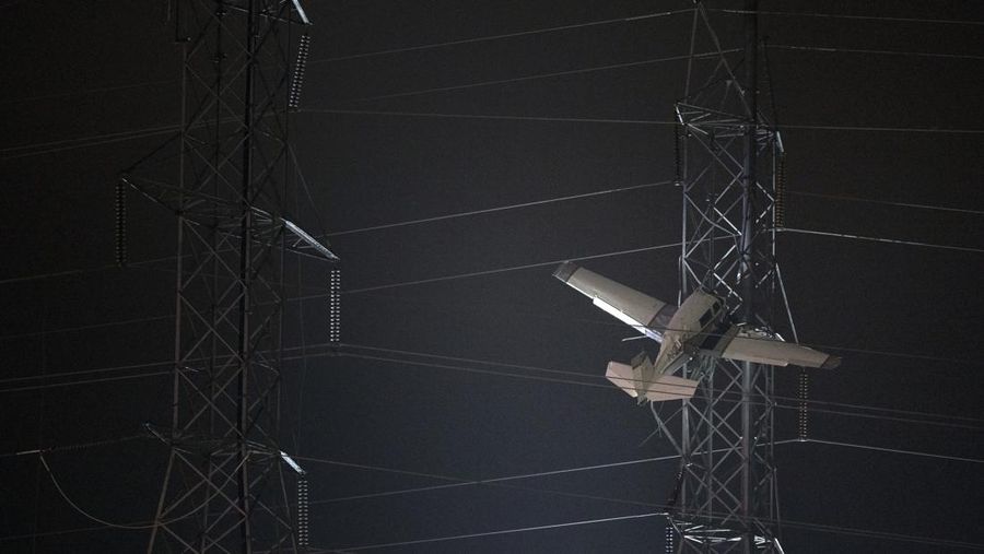 Sebuah pesawat kecil menabrak sebuah menara listrik pada, Minggu, 27 November 2022, di Desa Montgomery, pinggiran utara Gaithersburg, Md. (AP Photo/Tom Brenner)