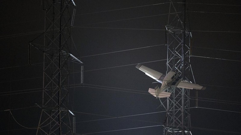 Sebuah pesawat kecil menabrak sebuah menara listrik pada, Minggu, 27 November 2022, di Desa Montgomery, pinggiran utara Gaithersburg, Md. (AP Photo/Tom Brenner)