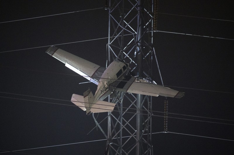 Sebuah pesawat kecil menabrak sebuah menara listrik pada, Minggu, 27 November 2022, di Desa Montgomery, pinggiran utara Gaithersburg, Md. Sebuah pesawat kecil menabrak sebuah menara listrik pada, Minggu, 27 November 2022, di Desa Montgomery, pinggiran utara Gaithersburg, Md. (AP Photo/Tom Brenner)