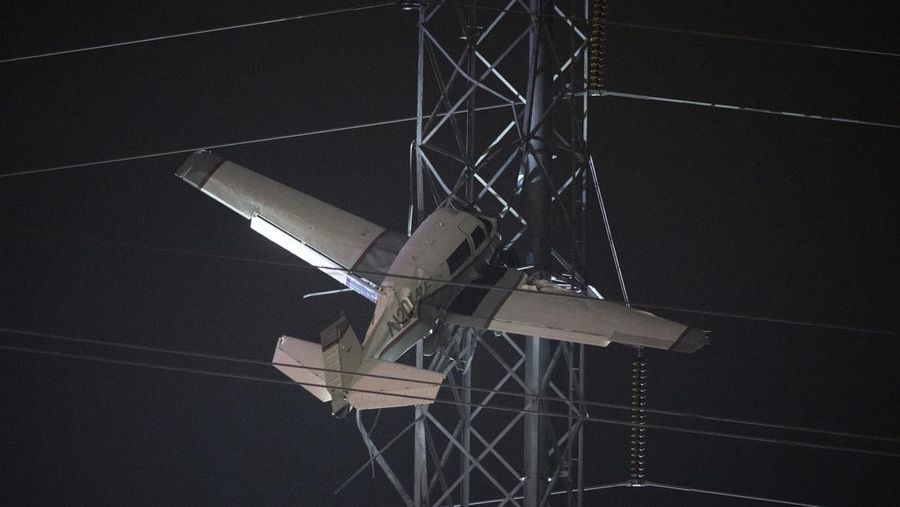 Sebuah pesawat kecil menabrak sebuah menara listrik pada, Minggu, 27 November 2022, di Desa Montgomery, pinggiran utara Gaithersburg, Md. (AP Photo/Tom Brenner)