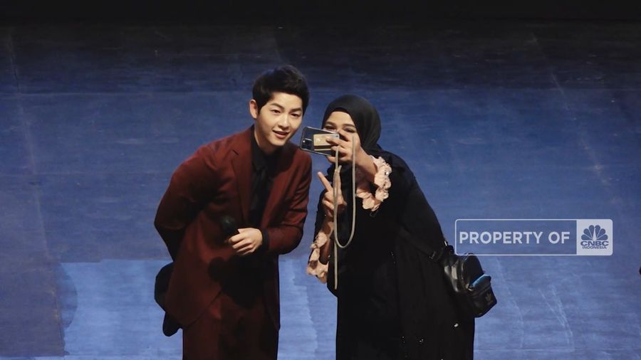 Song Joong Ki Sapa Fans di Jakarta