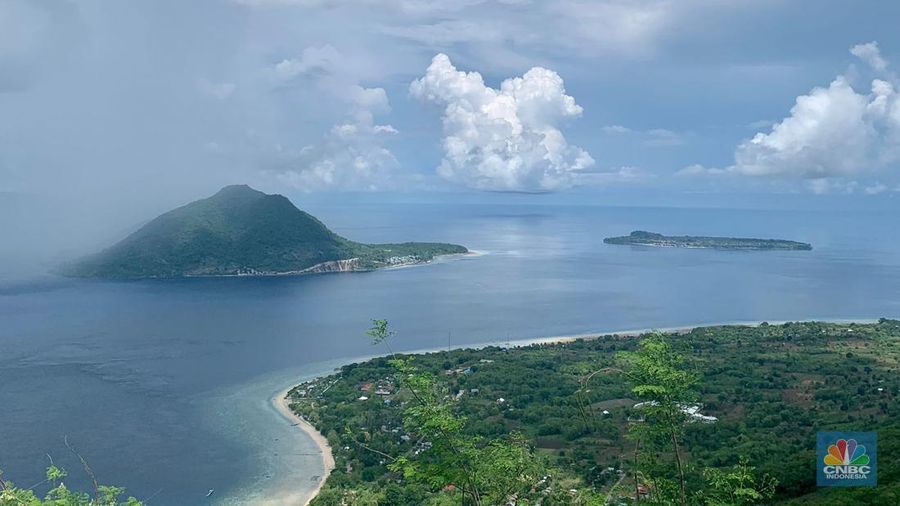 Bukit Hulnani, Alor, Nusa Tenggara Timur..  (CNBC Indonesia/ Maikel Jefriando)