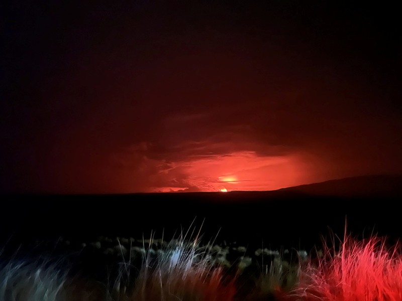 gunung Mauna Loa di hawai Mauna Loa’s summit region glows during an eruption as viewed by a geologist of the Hawaiian Volcano Observatory in Hawaii, U.S. November 28, 2022. USGS/Ken Hon/Handout via REUTERS THIS IMAGE HAS BEEN SUPPLIED BY A THIRD PARTY.