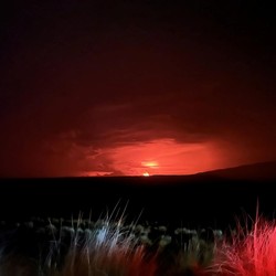 Langit Memerah, Foto Ngeri Gunung Api Terbesar Dunia Meletus