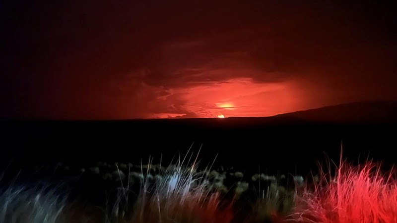 Mauna Loa’s summit region glows during an eruption as viewed by a geologist of the Hawaiian Volcano Observatory in Hawaii, U.S. November 28, 2022. USGS/Ken Hon/Handout via REUTERS  THIS IMAGE HAS BEEN SUPPLIED BY A THIRD PARTY.