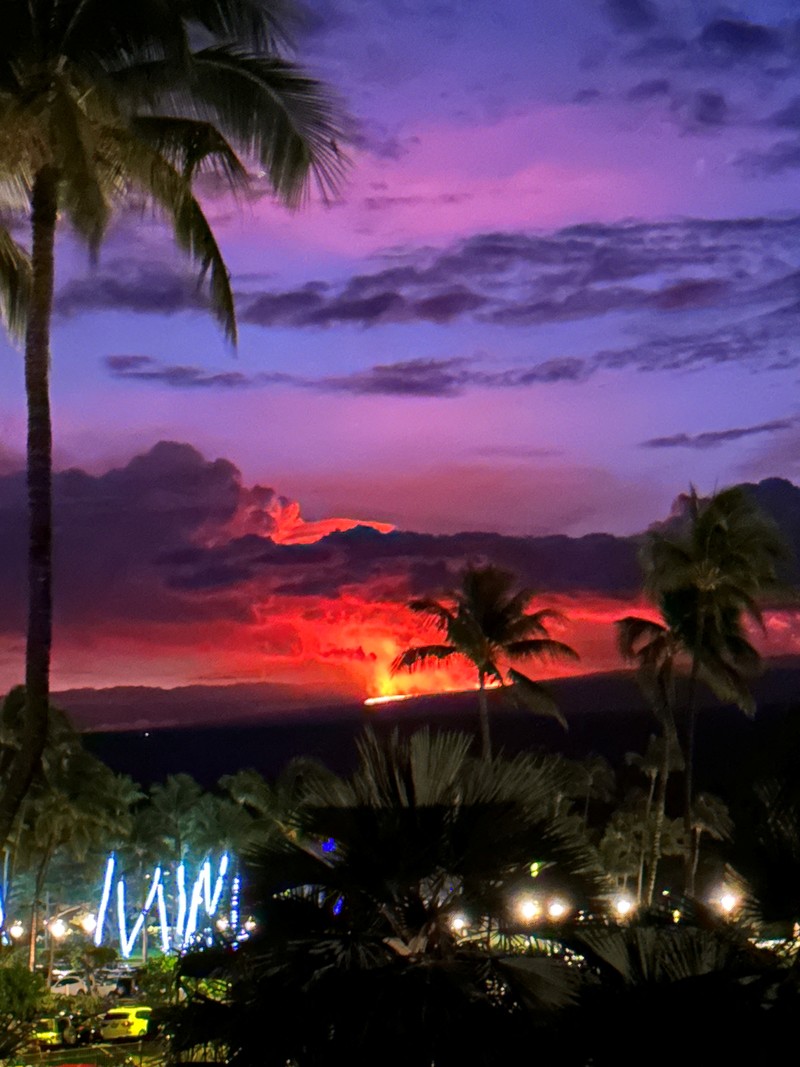 gunung Mauna Loa di hawai Mauna Loa’s summit region glows during an eruption as viewed by a geologist of the Hawaiian Volcano Observatory in Hawaii, U.S. November 28, 2022. USGS/Ken Hon/Handout via REUTERS THIS IMAGE HAS BEEN SUPPLIED BY A THIRD PARTY.