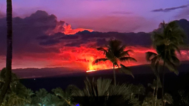 Mauna Loa’s summit region glows during an eruption as viewed by a geologist of the Hawaiian Volcano Observatory in Hawaii, U.S. November 28, 2022. USGS/Ken Hon/Handout via REUTERS  THIS IMAGE HAS BEEN SUPPLIED BY A THIRD PARTY.