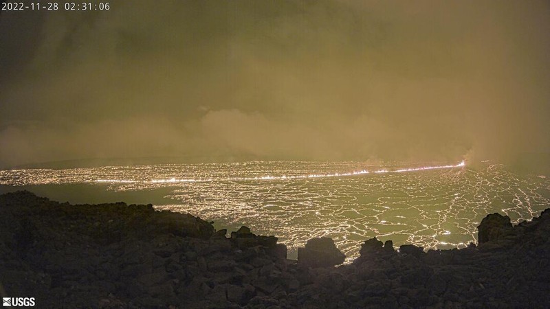 Foto yang diambil dari area Rekreasi Gilbert Kahele di Maunakea memperlihatkan Lava menyembur keluar dari kawah puncak Mauna Loa sekitar pukul 06.35 di Hawaii, Senin (28/11/2022). Mauna Loa, gunung berapi aktif terbesar di dunia yang berada di negara bagian Hawaii, Amerika Serikat (AS), meletus untuk pertama kalinya dalam hampir 40 tahun. (Chelsea Jensen/West Hawaii Today via AP)