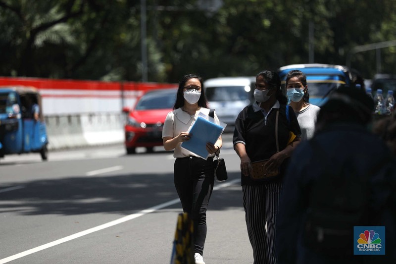 Kepala Disnakertrans provinsi DKI Jakarta Andri Yansyah mengungkapkan kenaikan UMP 2023 DKI Jakarta sebesar 5,6% ke Rp 4.901.798. Sejumlah karyawan melewati jembatan penyeberangan orang (JPO) di kawasan Sudirman, Jakarta, Selasa (29/11/2022). Kepala Disnakertrans provinsi DKI Jakarta Andri Yansyah mengungkapkan kenaikan UMP 2023 DKI Jakarta sebesar 5,6% ke Rp 4.901.798. (CNBC Indonesia/Tri Susilo)