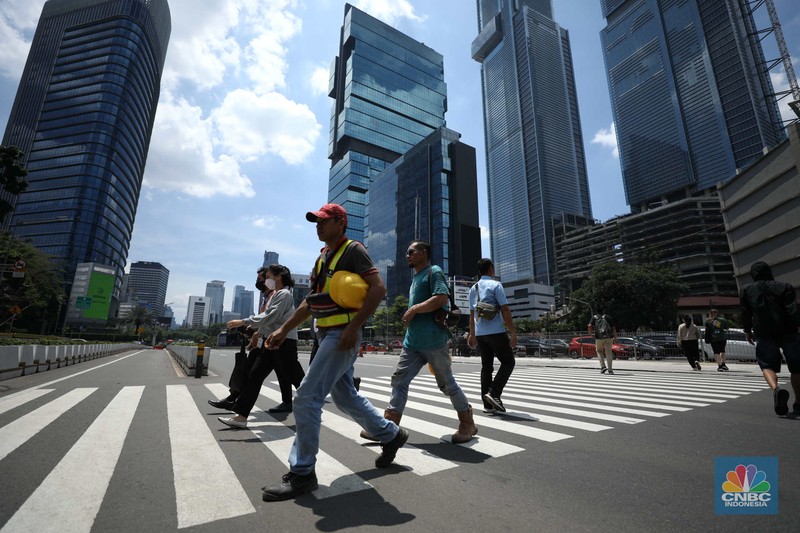 Kepala Disnakertrans provinsi DKI Jakarta Andri Yansyah mengungkapkan kenaikan UMP 2023 DKI Jakarta sebesar 5,6% ke Rp 4.901.798. Sejumlah karyawan melewati jembatan penyeberangan orang (JPO) di kawasan Sudirman, Jakarta, Selasa (29/11/2022). Kepala Disnakertrans provinsi DKI Jakarta Andri Yansyah mengungkapkan kenaikan UMP 2023 DKI Jakarta sebesar 5,6% ke Rp 4.901.798. (CNBC Indonesia/Tri Susilo)
